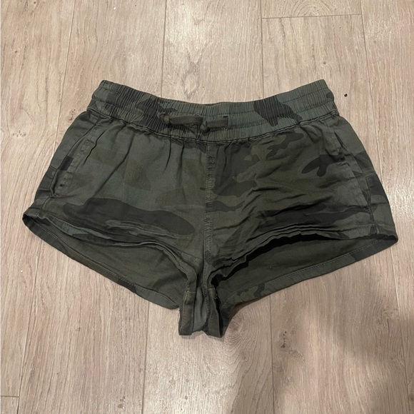 Camo aritzia Tna shorts - Picture 1 of 2